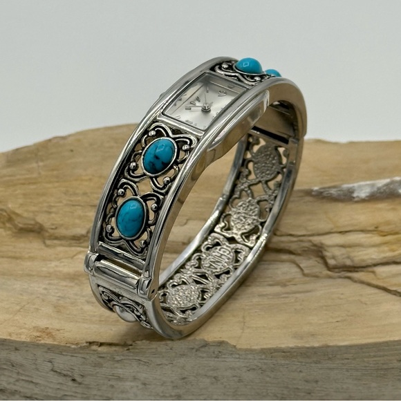 Fashion watches 4pcs, Chicos, Trendz, Geneva, and Armitron.Need batteries.(210) - Picture 10 of 16